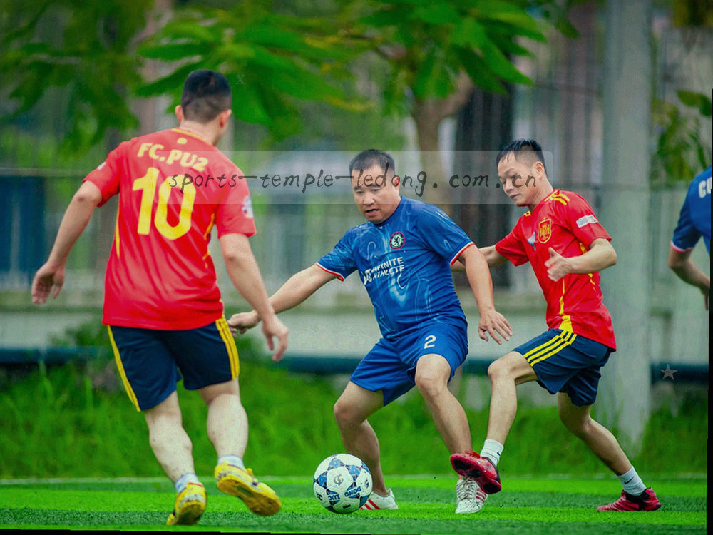 两张并排铺开的战术记录纸，上面是铅笔勾画的阵型与箭头